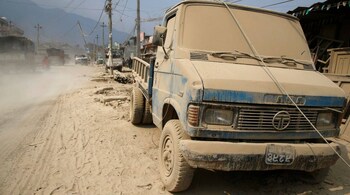 A blue vehicle parked on the side of a road is covered with dust in Kathmandu, Nepal February 27, 2017. Picture taken February 27, 2017. REUTERS/Navesh Chitrakar - RTS10XYC