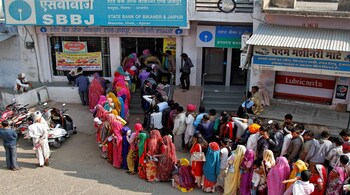 People queue outside a bank to exchange and deposit their old high denomination banknotes in Masuda village in the desert Indian state of Rajasthan, India, November 15, 2016. REUTERS/Himanshu Sharma - RTX2TPVT