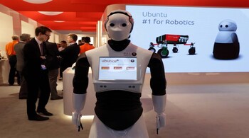 A robot greets visitors during Mobile World Congress in Barcelona, Spain, February 28, 2017. REUTERS/Eric Gaillard - RTS10T85