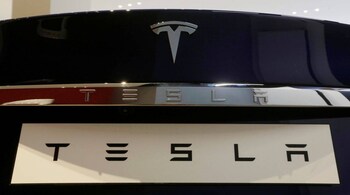 A Tesla Model S vehicle is displayed at the Tesla store in Sydney, Australia, March 13, 2017. Picture taken March 13, 2017. REUTERS/Jason Reed - RTX30VMH