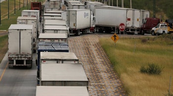 Trucks wait in a queue for the border customs control to cross into U.S. at the World Trade Bridge in Nuevo Laredo, Mexico, November 2, 2016. Picture taken November 2, 2016. REUTERS/Daniel Becerril - RTX2T319