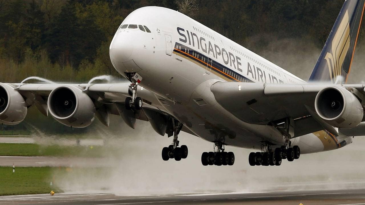 Турбулентность сингапурские авиалинии. A380 Singapore Airlines. Singapore Airlines турбулентность.