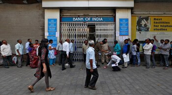 People wait to enter a bank in Mumbai, India, November 15, 2016. REUTERS/Danish Siddiqui - RTX2TSDY