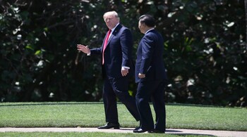 U.S. President Donald Trump (L) and China's President Xi Jinping walk along the front patio of the Mar-a-Lago estate after a bilateral meeting in Palm Beach, Florida, U.S., April 7, 2017. REUTERS/Carlos Barria - RTX34MFJ