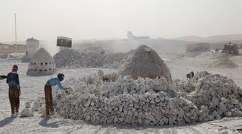 Workers collect plaster at the Gypsum factory in the Makhmur district, Iraq, August 7, 2016. Picture taken August 7, 2016. REUTERS/Azad Lashkari - RTSPGJH