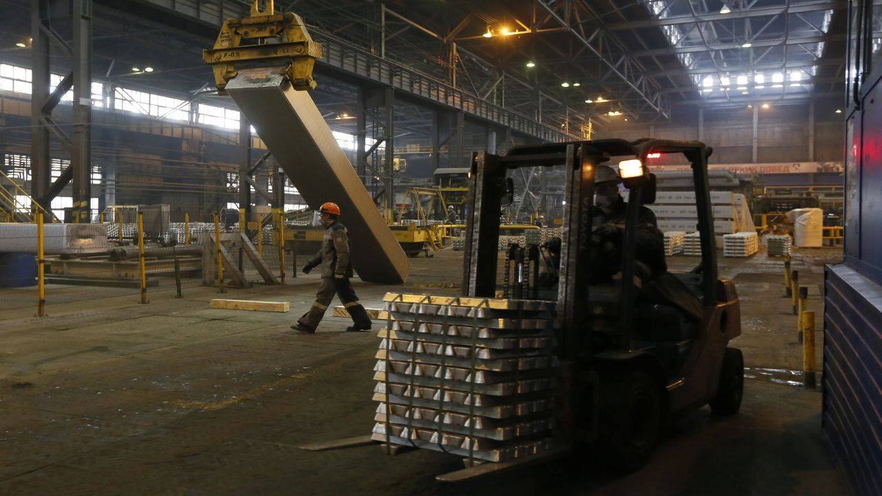 Alcoa cites near-term uncertainties, signalling caution for global peers