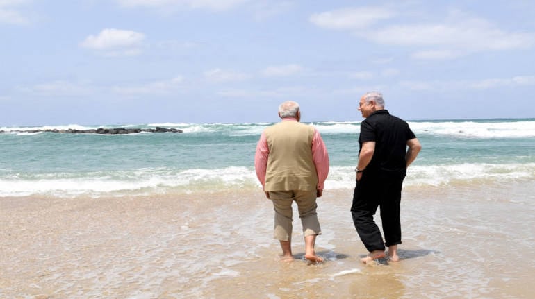 Netanyahu Modi Beach Modi, Netanyahu make waves with barefoot stroll on beach