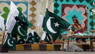 Pakistan in economic crisis as reserves plunge 