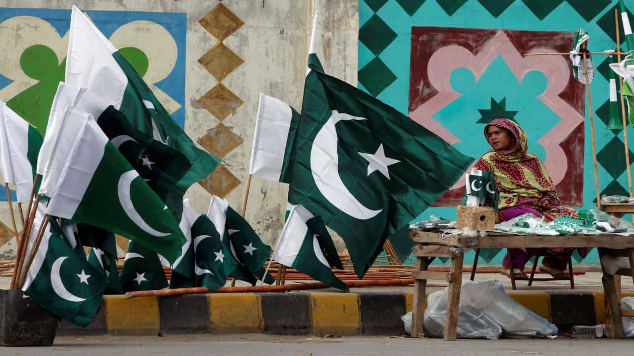 Pakistan organises investors summit for reviving economy, woos guests by belly dancers Pakistan organises investors summit for reviving economy, woos guests by belly dancers