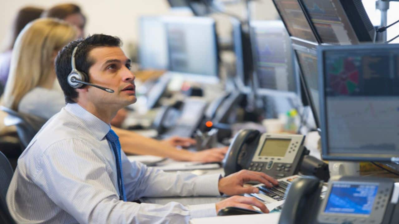 Foreign institutional investors (FIIs) sold equities worth Rs 5,092.50 crore, and domestic institutional investors (DIIs) bought equities worth of Rs 2,135.23 crore. Foreign institutional investors (FIIs) sold equities worth Rs 5,092.50 crore, and domestic institutional investors (DIIs) bought equities worth of Rs 2,135.23 crore.