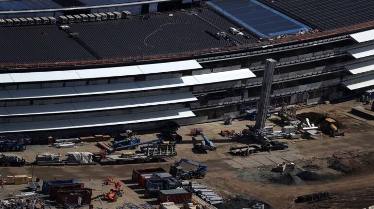 Apple employees keep running into glass walls of its new headquarters