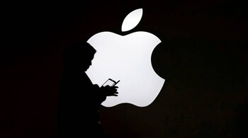 A woman looks at the screen of her mobile phone in front of an Apple logo outside its store in Shanghai, China July 30, 2017. REUTERS/Aly Song TPX IMAGES OF THE DAY - RC15B60780F0
