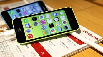New Apple iPhone 5Cs are displayed at a shop of Japan's biggest mobile phone operator NTT Docomo in Tokyo, September 20, 2013. REUTERS/Yuya Shino (JAPAN - Tags: BUSINESS TELECOMS) - GM1E99K0OZ701