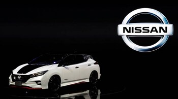 Nissan Leaf | Nissan has already entered the e-race with their flagship hatchback, the Leaf. With its latest iteration being loaded with features, however, Nissan is strengthening their competition against Tesla. The new Leaf has a bigger battery pack, better safety options and improved rider aides.

