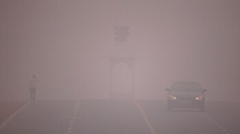 A car makes its way amidst the heavy smog in New Delhi, India, November 6, 2016. REUTERS/Adnan Abidi - S1AEULHCYAAA
