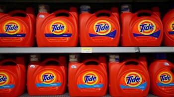 Tide laundry detergent is shown on display in Compton, California, U.S., January 10, 2017.  REUTERS/Mike Blake - RC17C51DE640