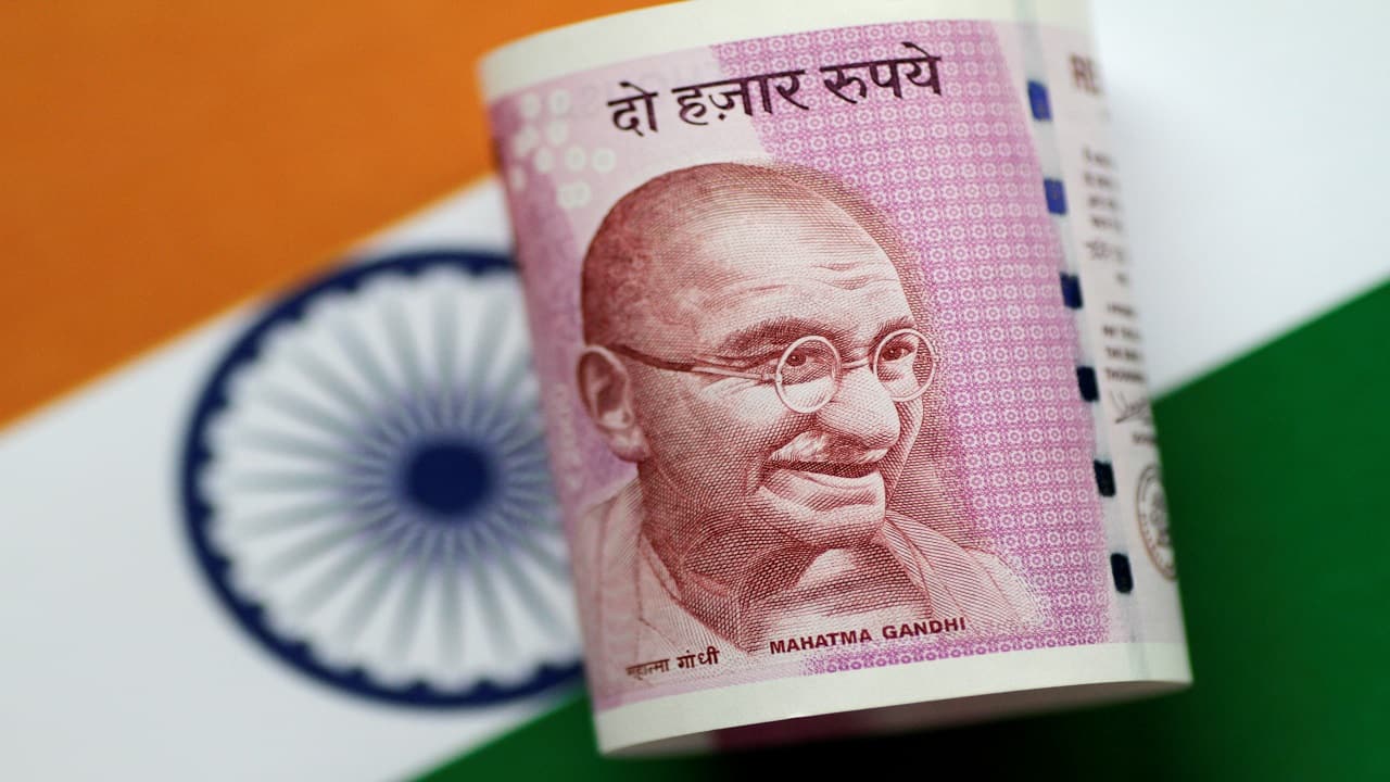 7th consecutive decline: rupee ends losing more than 50 paisa