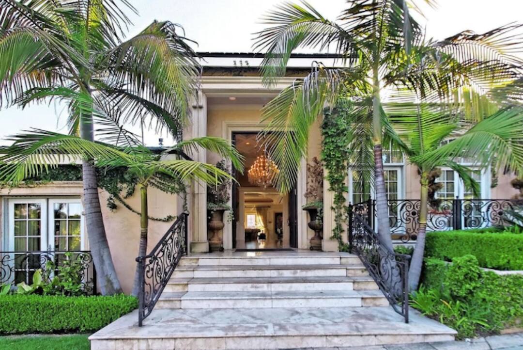 This Beverly Hills home in the spectacular city of lights is just a five-minute walk from Rodeo Drive, Santa Monica and West Hollywood. A luxurious 6-bedroom property inclusive of a jacuzzi, a beautiful pool and a private tennis court, is perfect for a relaxing vacation, a break from the monotony of everyday life! This mansion comes at Rs 1,97,676 per night.