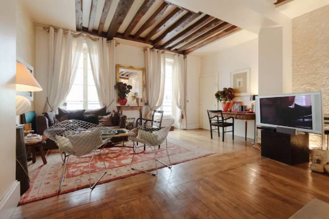 Charming Apartment at St Germain des prés is located in the fashion capital of the world. A walking distance from the St Germain des Prés church, Luxembourg Gardens, the Seine river, Notre Dame church as well as the Cluny Museum this two-bedroom apartment comes for Rs 32,065 per night.