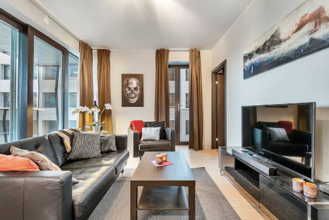 Barcode is a modern apartment situated in a posh neighbourhood. Fully furnished with a large balcony with an ocean view, tenants also have access to a fantastic roof terrace on the 21st floor offering a panoramic view of the fjord and Oslo. This one bedroom apartment comes for Rs 10,528 per night.