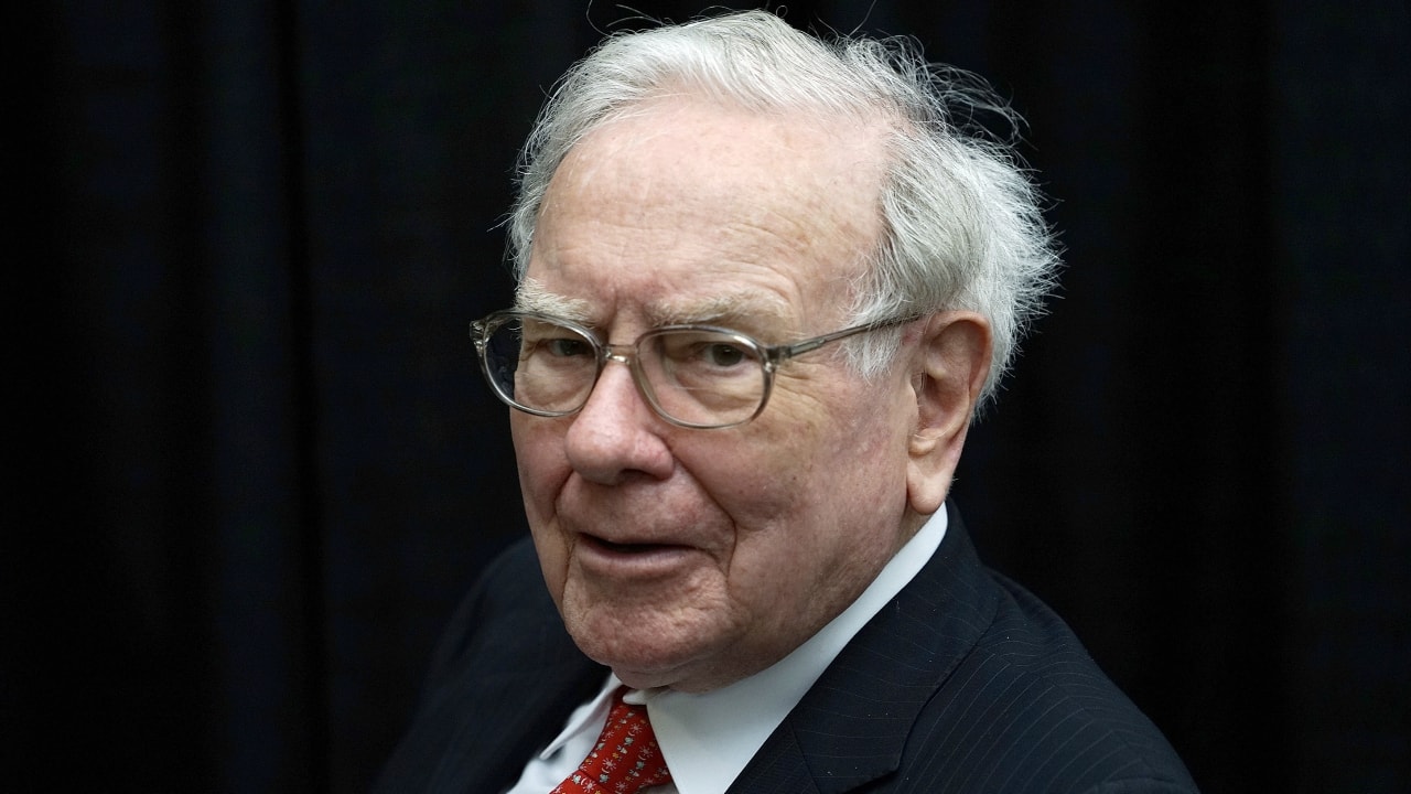 Warren Buffet: CEO of Berkshire Hathaway, Buffett (net worth USD 102 billion) started off doing odd jobs as a teacher and a stock broker, before heading a multinational conglomerate. He even invested in a loss-making textile company before venturing into insurance. (Reuters)
