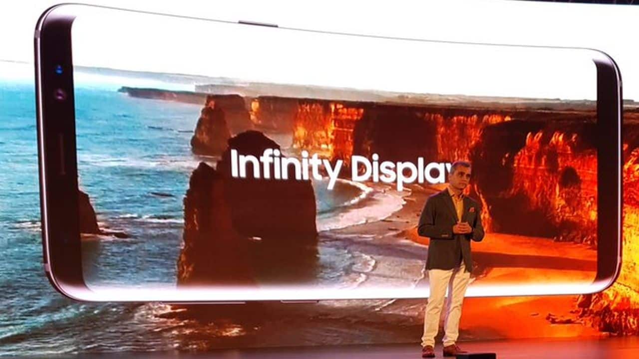Coming to display, the phone sports a 5.8-inch screen, thin bezels, Quad HD+, curved glass sAMOLED (super AMOLED) display. (Twitter/Samsung Mobile India)