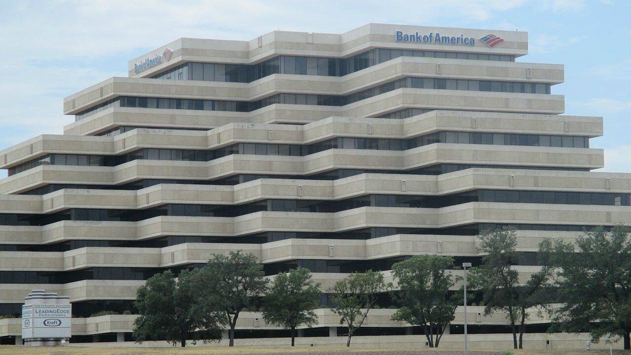 Buffett cuts BofA stake below 10%, letting him trade in secret