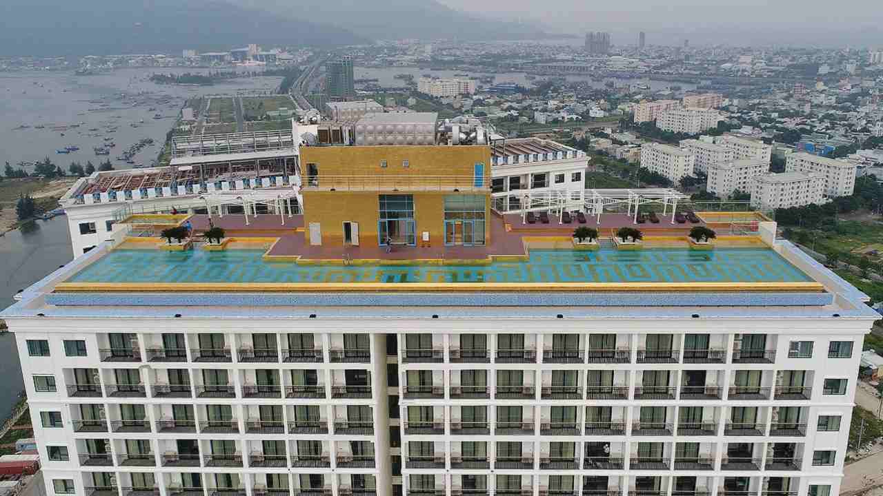 The hotel offers a majestic view of Han River, East Sea and Son Tra Peninsula. It is 2.5 km away from the My Khe beach which has been named among one of the six most beautiful beaches in the world.