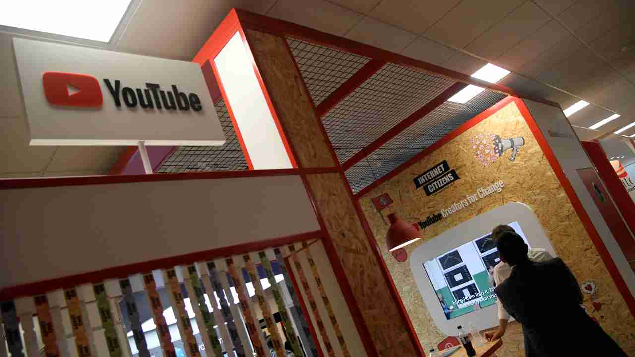 The social media censorship row continued as YouTube removed a couple of videos by artists supportive of farmers' protest. The video streaming platform pulled down a video by famous Punjabi singer Kanwar Grewal titled 'Aliaan', which had gained six million views before it was taken down. A video by Himmat Sandhu titled 'Asi Vaddange', which also expressed support for the farm protest, was also taken down on YouTube. The social media censorship row continued as YouTube removed a couple of videos by artists supportive of farmers' protest. The video streaming platform pulled down a video by famous Punjabi singer Kanwar Grewal titled 'Aliaan', which had gained six million views before it was taken down. A video by Himmat Sandhu titled 'Asi Vaddange', which also expressed support for the farm protest, was also taken down on YouTube.