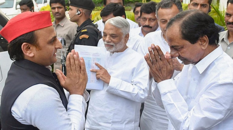 Akhilesh Yadav meets Telangana CM K Chandrasekhar Rao