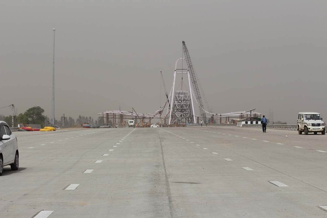 Respite for Delhi | EPE is expected to reduce pollution levels in the national capital by 50 percent as vehicles, not bound to Delhi, shall be able to bypass the city. As per an estimate, 50,000 trucks would use the EPE, reducing load on Delhi’s already choked roads and air. 