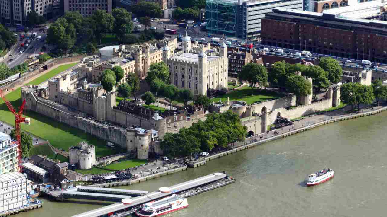 London | Despite London is way past its colonial glory, it remains the top choice of the workers across the world. Picked by 22% of the respondents of the survey, it has also kept its place with a big margin of 6%. (Aerial view of the Tower of London; Wikimedia Commons/Rafa Esteve)