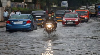 People commute through a water-logged road street after rains in Mumbai, India, September 20, 2017. REUTERS/Shailesh Andrade - RC1CFA8A73F0