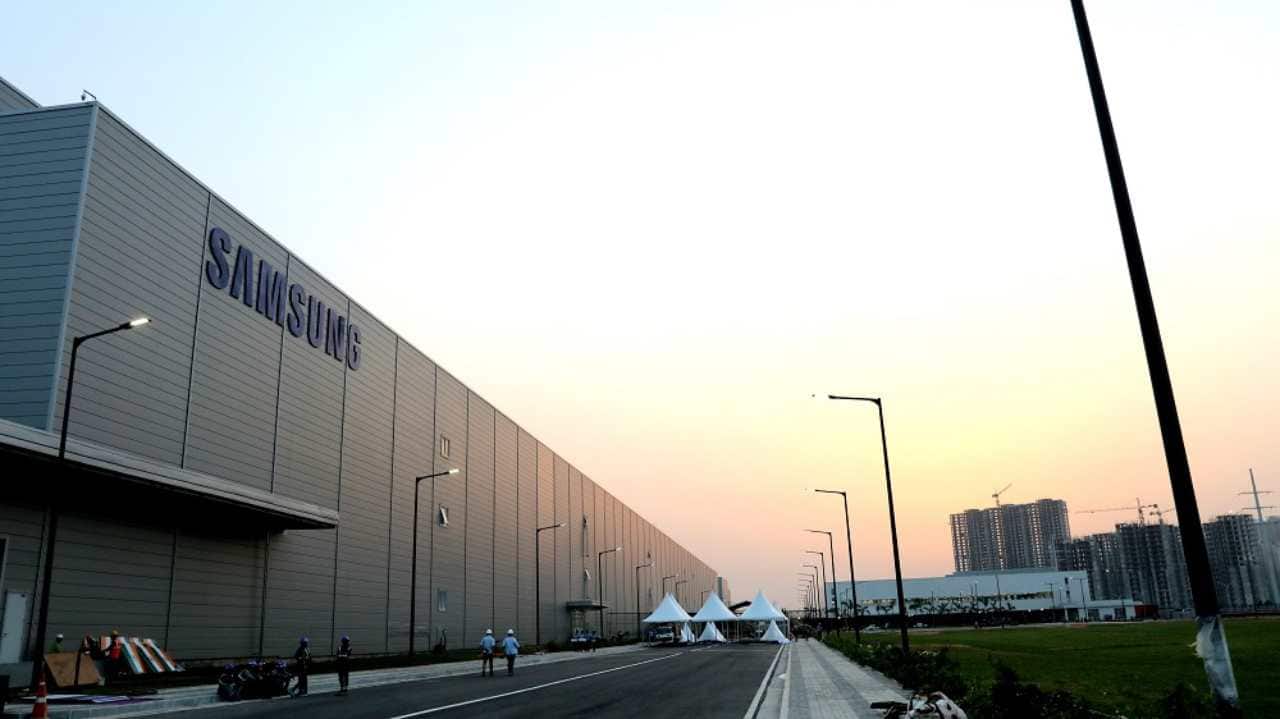 At present, India attributes to 10 percent of the overall production capacity of Samsung. Through this plant, the South Korean conglomerate aims to take it to 50 percent over the next three years. They also expect an increase in smartphone users from 299 million in 2017 to 340 million by the end of the year. At present, India attributes to 10 percent of the overall production capacity of Samsung. Through this plant, the South Korean conglomerate aims to take it to 50 percent over the next three years. They also expect an increase in smartphone users from 299 million in 2017 to 340 million by the end of the year.