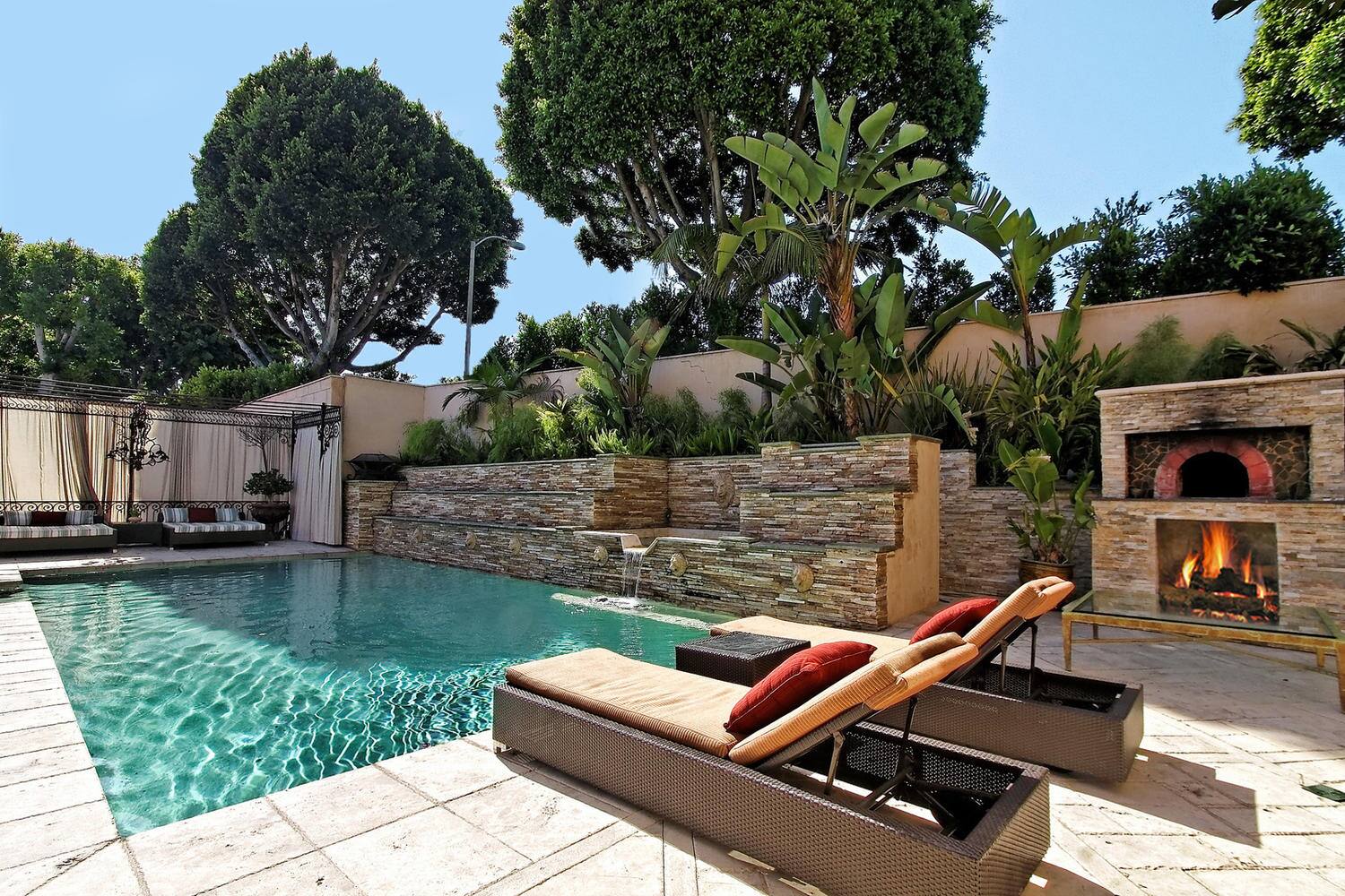 Beverly Hills Mansion: Shah Rukh Khan has stayed at this six bedroom home that is a perfect getaway for a relaxing vacation. It is a gated estate in the flats of Beverly Hills, and five minutes away from Rodeo Dr, sunset strip and the finest areas. Even this property is an Airbnb.