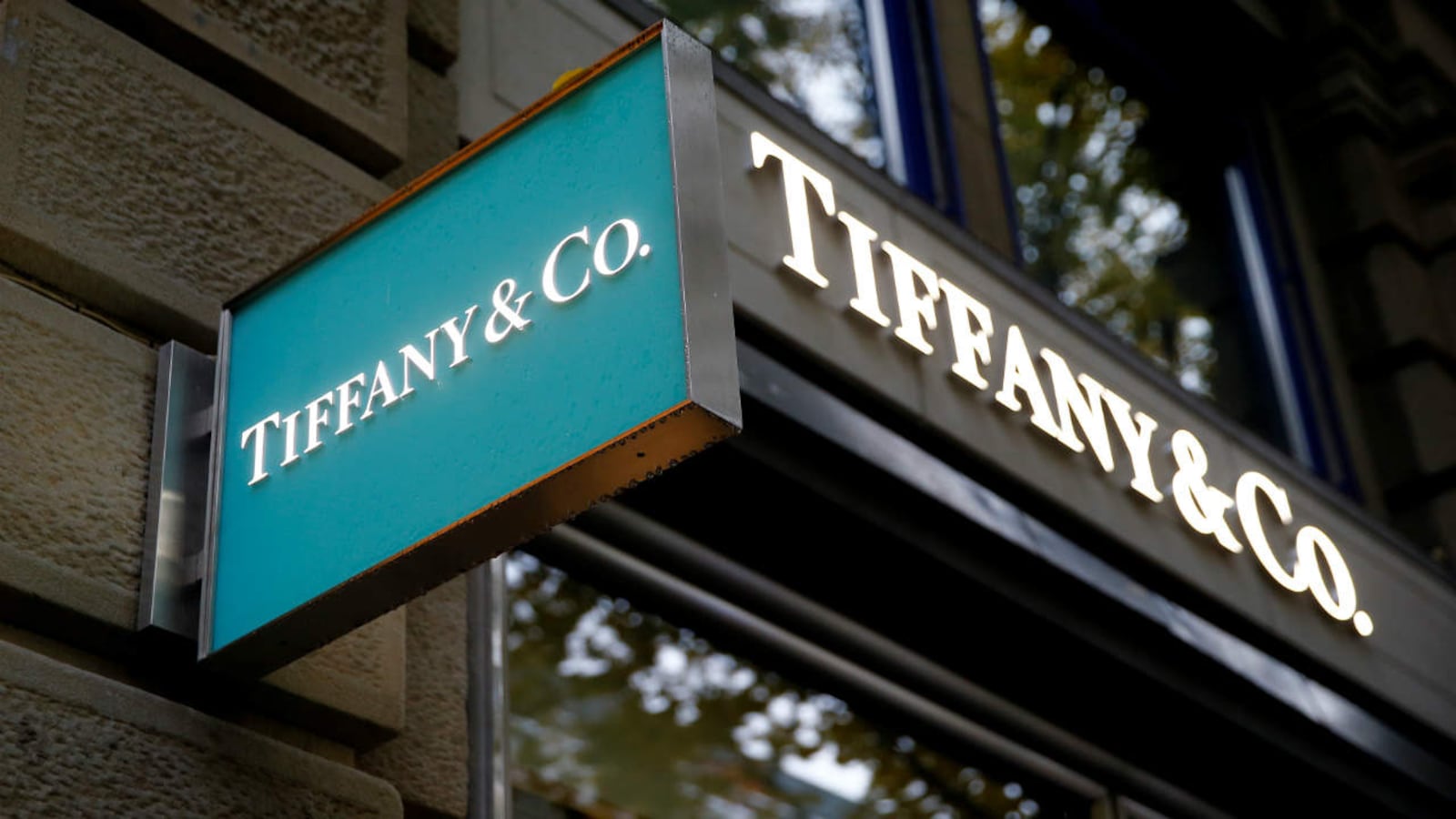 LVMH calls off deal; Tiffany sues