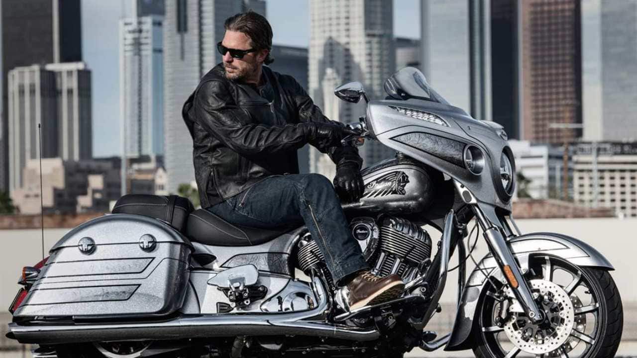 The 2018 Indian Chieftain Elite dons an uber-cool colour scheme dubbed as "Black Hills Silver with Marble Accents." The unique colour scheme gets its name from the silver mines found in the Black Hills area of South Dakota. Each model reportedly takes up to 25 man hours to paint. The 2018 Indian Chieftain Elite dons an uber-cool colour scheme dubbed as "Black Hills Silver with Marble Accents." The unique colour scheme gets its name from the silver mines found in the Black Hills area of South Dakota. Each model reportedly takes up to 25 man hours to paint.