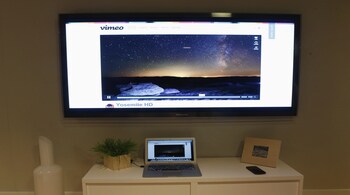 A demonstration showing Google's new Chromecast device synching between a television and a laptop running Google Chrome, is seen during a Google event at Dogpatch Studio in San Francisco, California, July 24, 2013. Google Inc on Wednesday unveiled the $35 Chromecast device for watching online videos on television. REUTERS/Beck Diefenbach (UNITED STATES - Tags: BUSINESS SCIENCE TECHNOLOGY TELECOMS MEDIA) - GM1E97P06E401