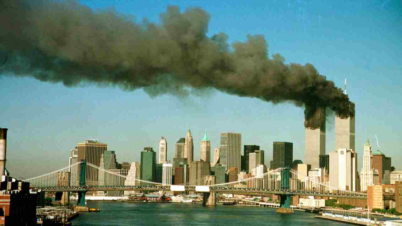  Aviões grandes com vôos longos foram selecionados para seqüestro porque estariam cheios de combustível. O primeiro voo, American Airlines Flight 11: uma aeronave Boeing 767, partiu do Aeroporto de Logan às 7:59 a.m. em rota para Los Angeles. Os sequestradores voaram o avião para a fachada norte da Torre Norte do World Trade Center em Nova York às 8:46 da manhã (Imagem: Reuters)