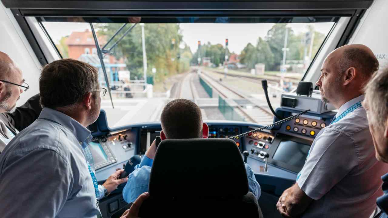 The new trains are equipped with a hydrogen tank and fuel cells on the roof and will produce electricity by combining water and hydrogen. The company revealed that the excess energy produced will be stored in ion-lithium batteries. (Image: René Frampe/Alstom)