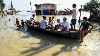 People move to safer places after the water level of river Ganga rose creating a flood-like situation at Daraganj, in Allahabad, Uttar Pradesh. (Image: PTI)