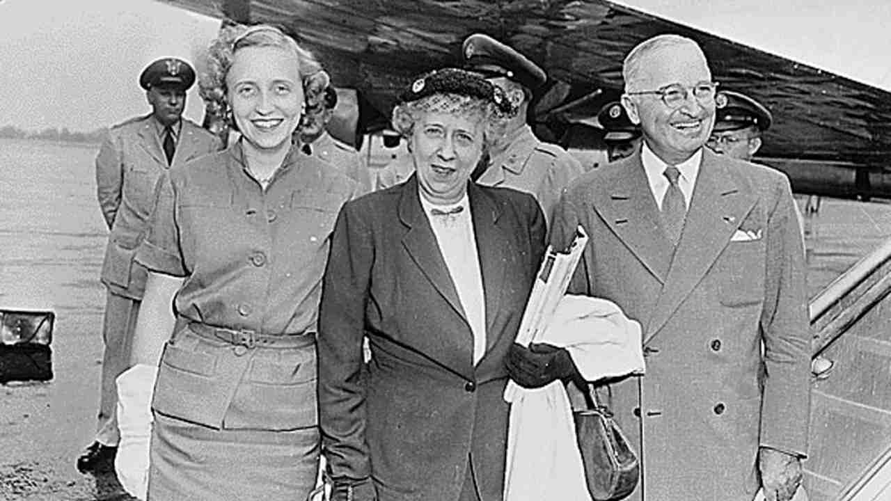 There is a long history of parcel bombs attacks around the world. In 1947, letter bombs were sent to U.S. President Harry Truman at the White House. Secret Service bomb experts defused them. (Image: Reuters)