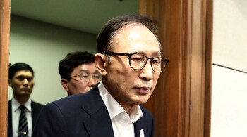 Former South Korean President Lee Myung-Bak appears for his first trial at the Seoul Central District Court on May 23, 2018 in Seoul, South Korea. Chung Sung-Jun/Pool via Reuters *** Local Caption *** Lee Myung-Bak - RC1F15BD3410