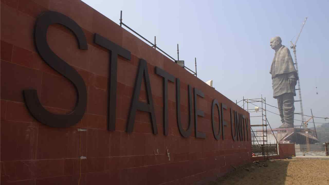The statue is divided into five zones. Up to its shin is the first zone, comprising three levels, including an exhibit floor and mezzanine. Zone 2 extends up to the statue’s thighs, while Zone 3 goes up to the viewing gallery, with Zone 4 comprising the maintenance area and Zone 5 the head and shoulders. The Zone 4 and Zone 5 would be out of reach for visitors. The SoU premises comprises of a Memorial Garden, a large museum, SOU wall, visitors’ centre, an administrative complex, 3-star hotel and conference centre among several other tourist facilities. It is connected by a 320 m long designer bridge connecting Sadhu Hill to the mainland in turn connected by a 4-lane approach road. The statue is divided into five zones. Up to its shin is the first zone, comprising three levels, including an exhibit floor and mezzanine. Zone 2 extends up to the statue’s thighs, while Zone 3 goes up to the viewing gallery, with Zone 4 comprising the maintenance area and Zone 5 the head and shoulders. The Zone 4 and Zone 5 would be out of reach for visitors. The SoU premises comprises of a Memorial Garden, a large museum, SOU wall, visitors’ centre, an administrative complex, 3-star hotel and conference centre among several other tourist facilities. It is connected by a 320 m long designer bridge connecting Sadhu Hill to the mainland in turn connected by a 4-lane approach road.