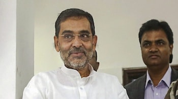 New Delhi: Union minister and Rashtriya Lok Samta Party (RLSP) chief Upendra Kushwaha meets with expelled JD(U) leader Sharad Yadav in New Delhi, Monday, Nov 12, 2018. (PTI Photo) (PTI11_12_2018_000062B)