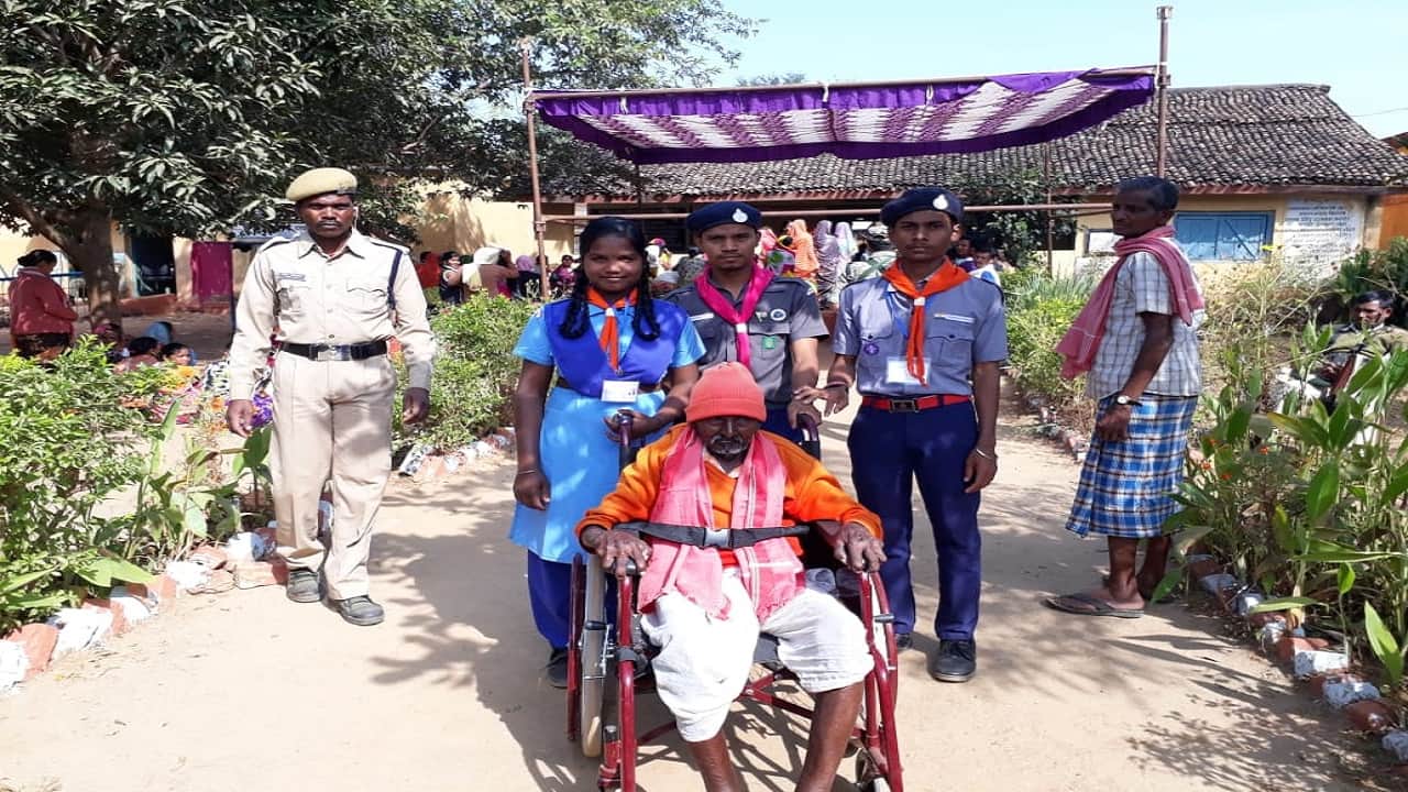 National Cadet Corps (NCC) volunteers seen helping elderly voters in Narayanpur, Chhattisgarh. (Image: CEO Chhattisgarh/Twitter). 