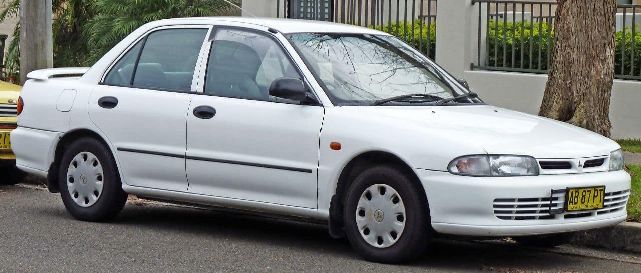 1993-1996_Mitsubishi_Lancer_(CC)_Executive_sedan_01