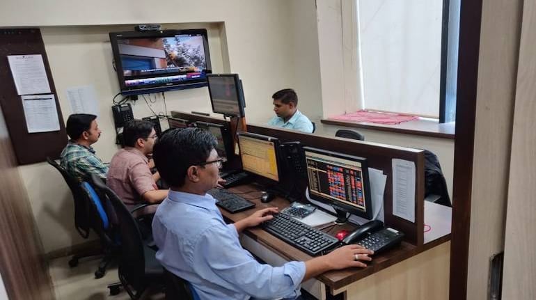 https://images.moneycontrol.com/static-mcnews/2018/12/DealingRoom_Sensex_Nifty_Market_Broker-770x433-770x433.jpg?impolicy=website&width=770&height=431