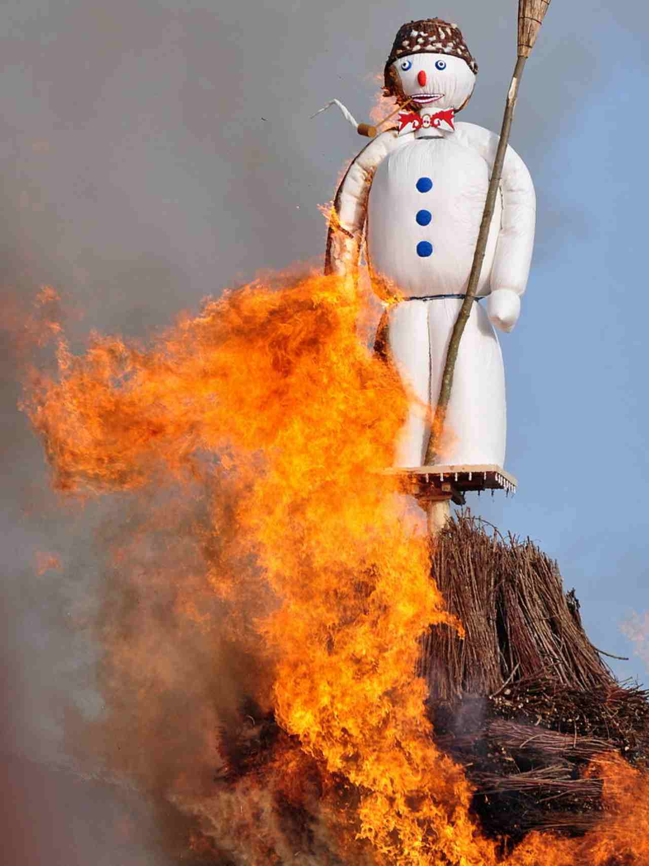 Ecuador | Burning scarecrows | People in Ecuador make effigies filled with newspapers and old clothes and set it on fire. Last year, Donald Trump and a disgraced Ecuadorian judge were popular choices for effigies. (Image: Wikimedia Commons)