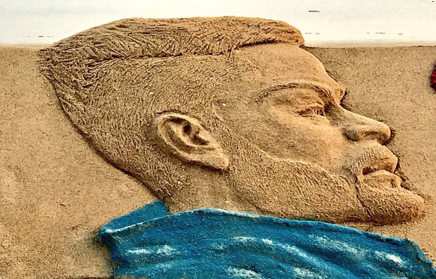 Q15. What is the theme of this sand-art by Sudharshan Patnaik? 